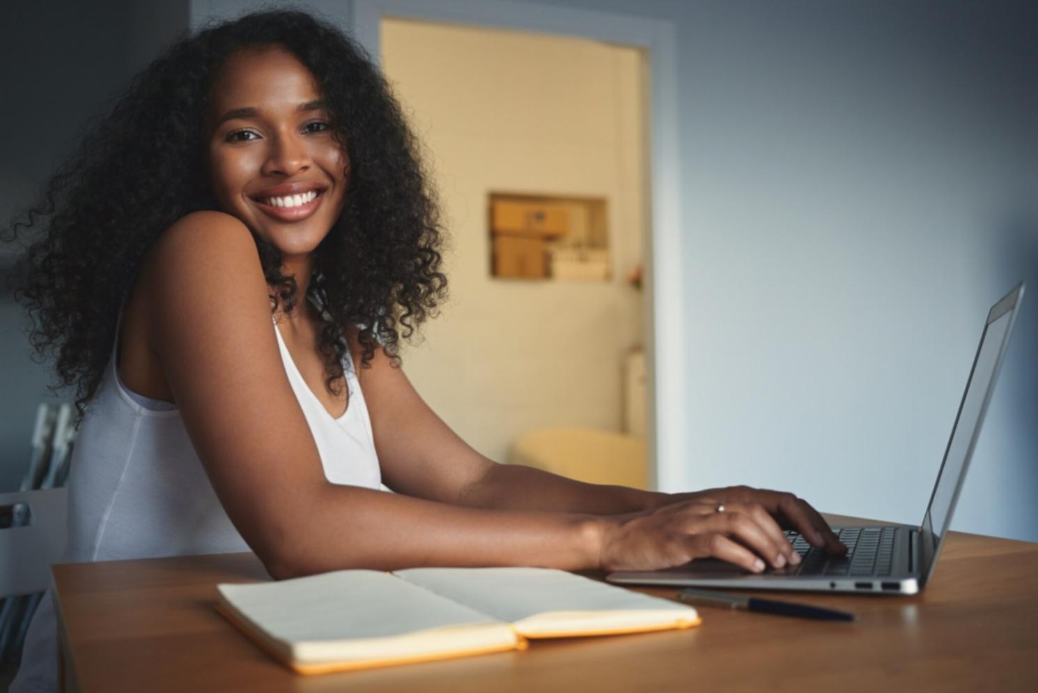 Documentos de planificación presupuestaria sobre mesa de trabajo