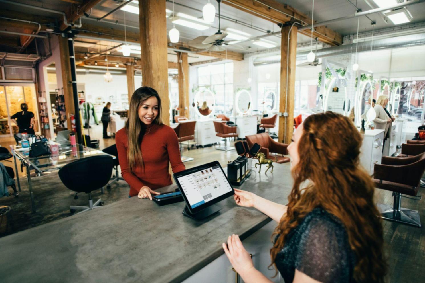 Equipo trabajando en análisis financiero con documentos y ordenadores