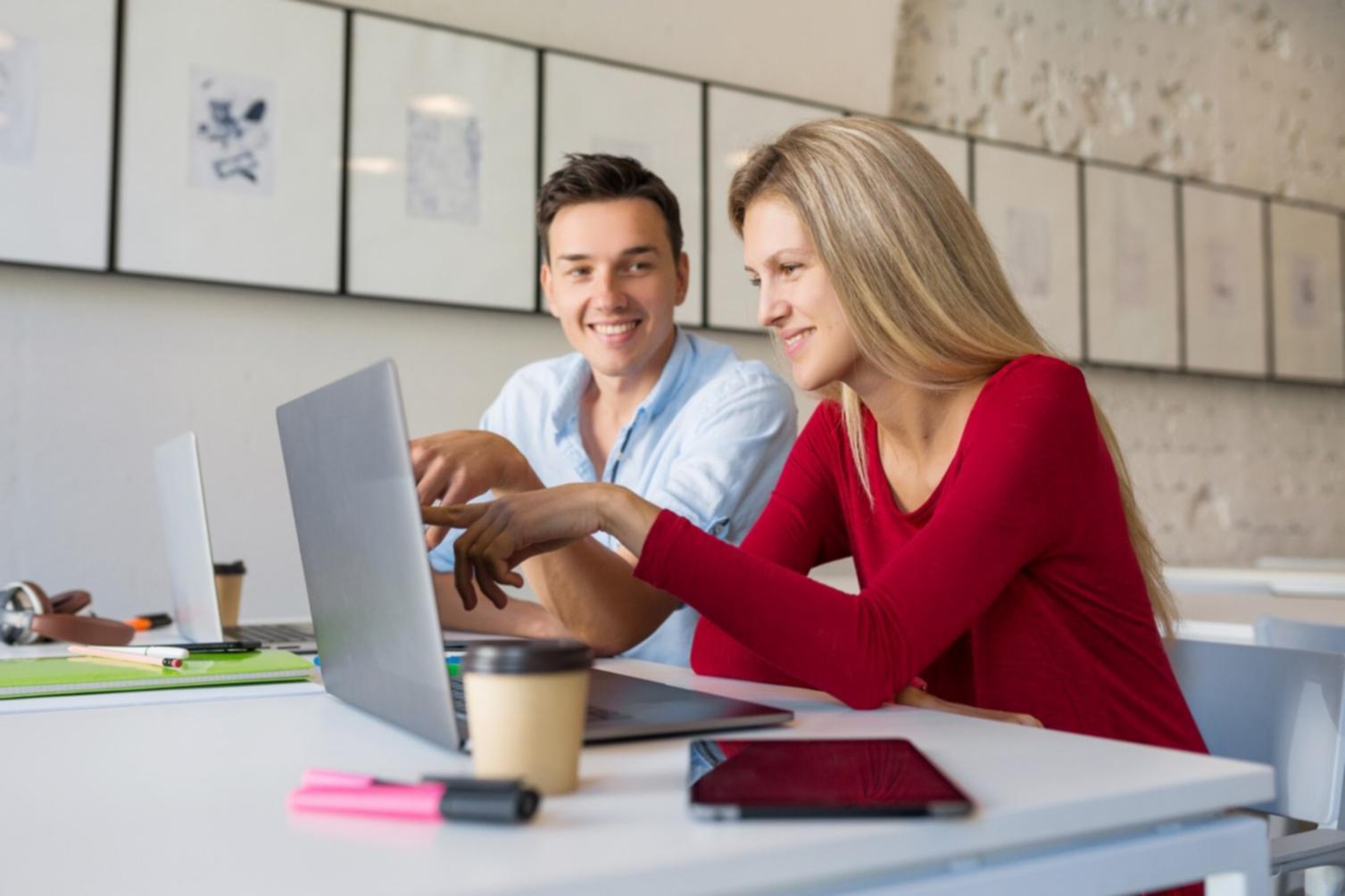 Análisis de datos financieros en pantalla de ordenador