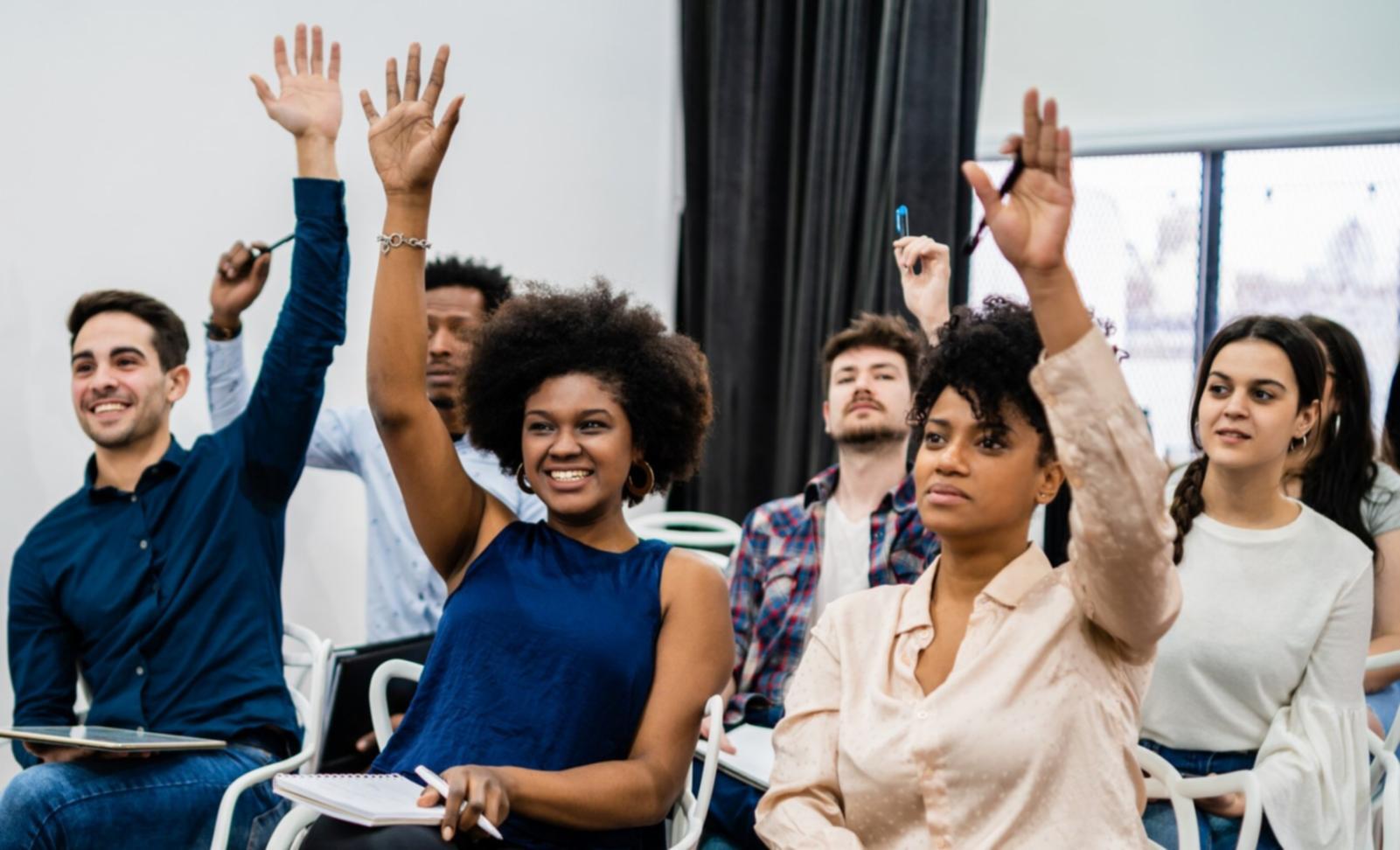Reunión de equipo revisando proyecciones financieras
